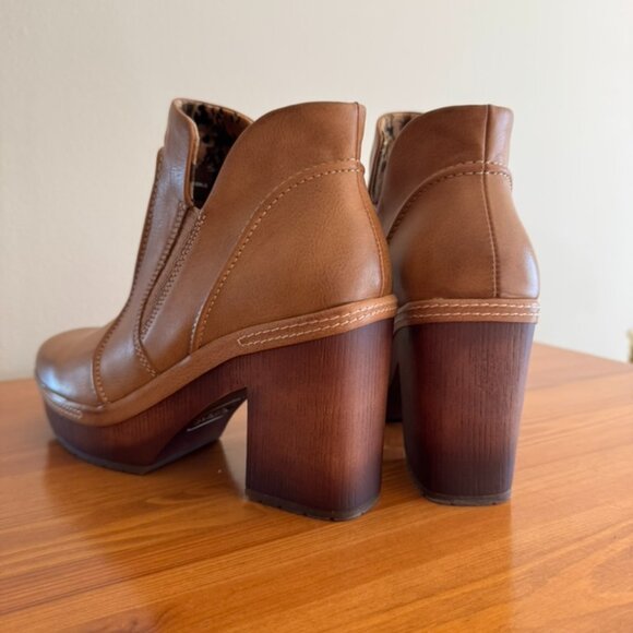 Korks Women's Robin Block Heel Booties - Picture 2 of 5